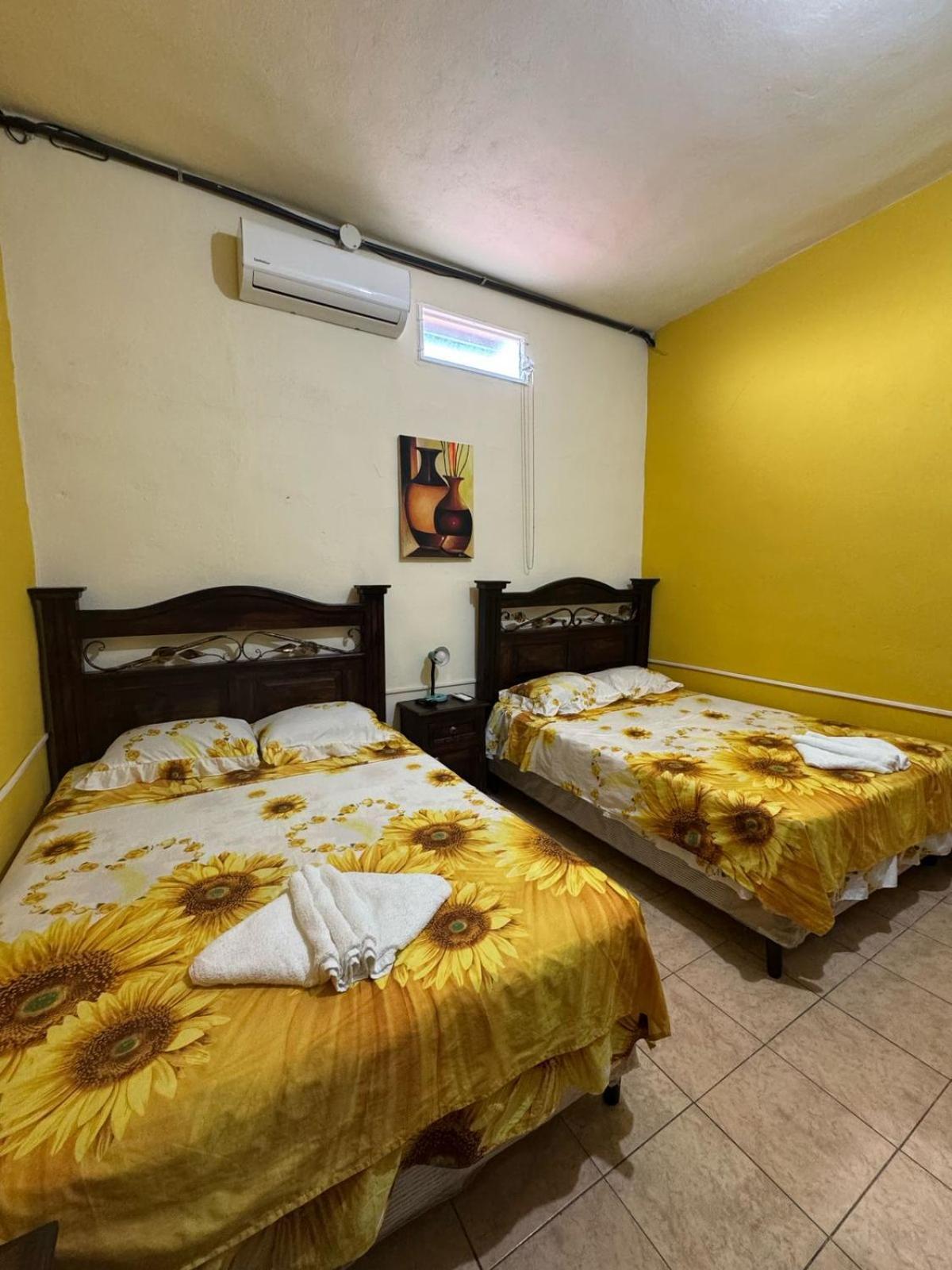 Casa Maya Itza Flores Bagian luar foto
